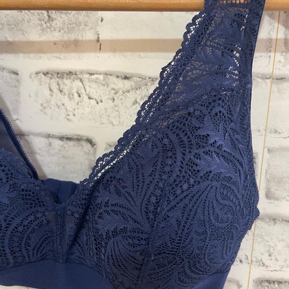 Women’s Bali dark blue lace wireless bra clasp back lightly padded Size Medium - Picture 3 of 5